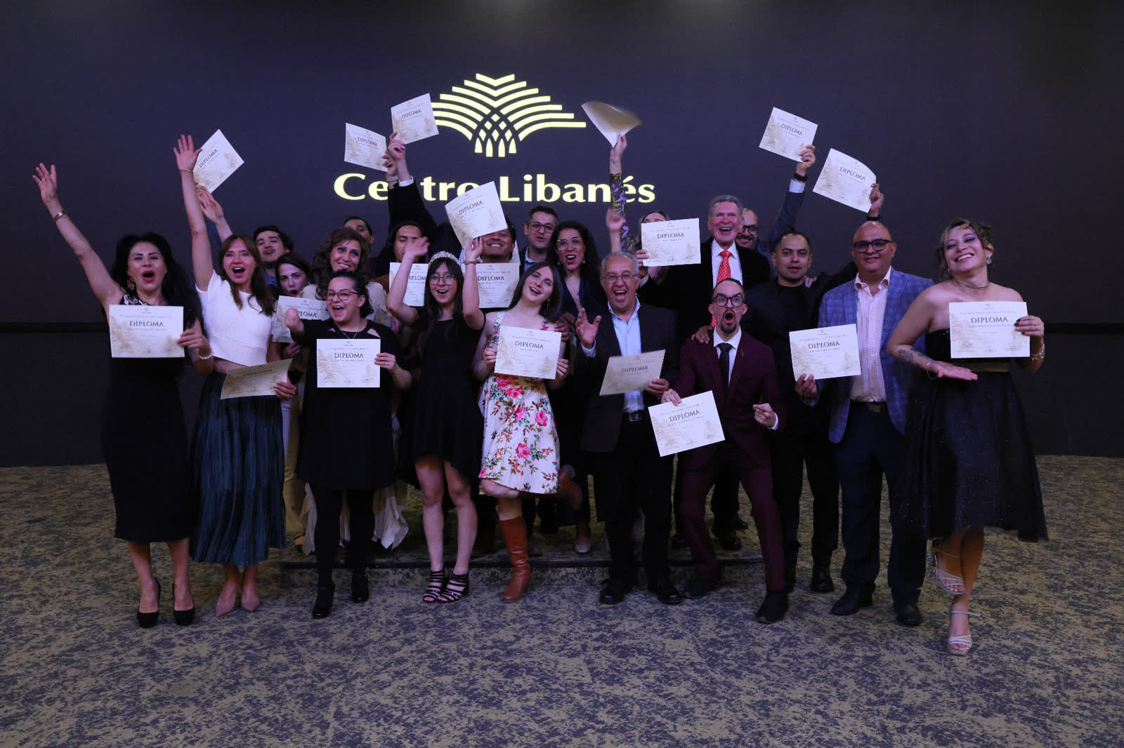 Generación de graduados del curso celebrando con sus diplomas