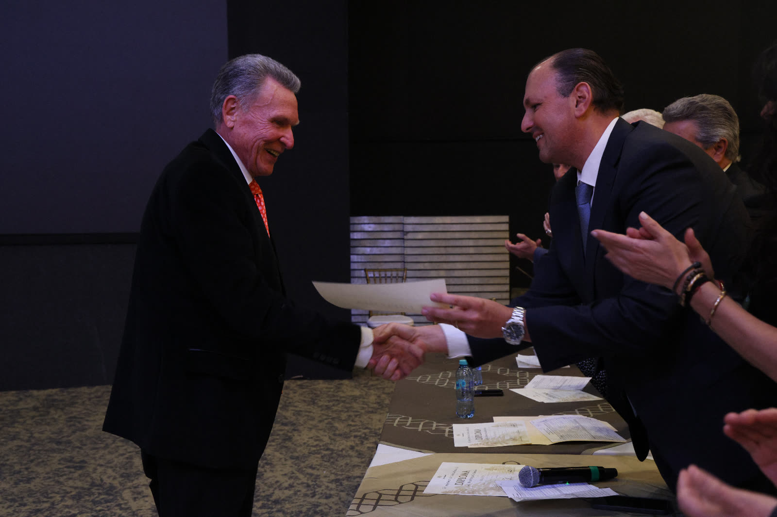 Entrega de diploma en la ceremonia de graduación