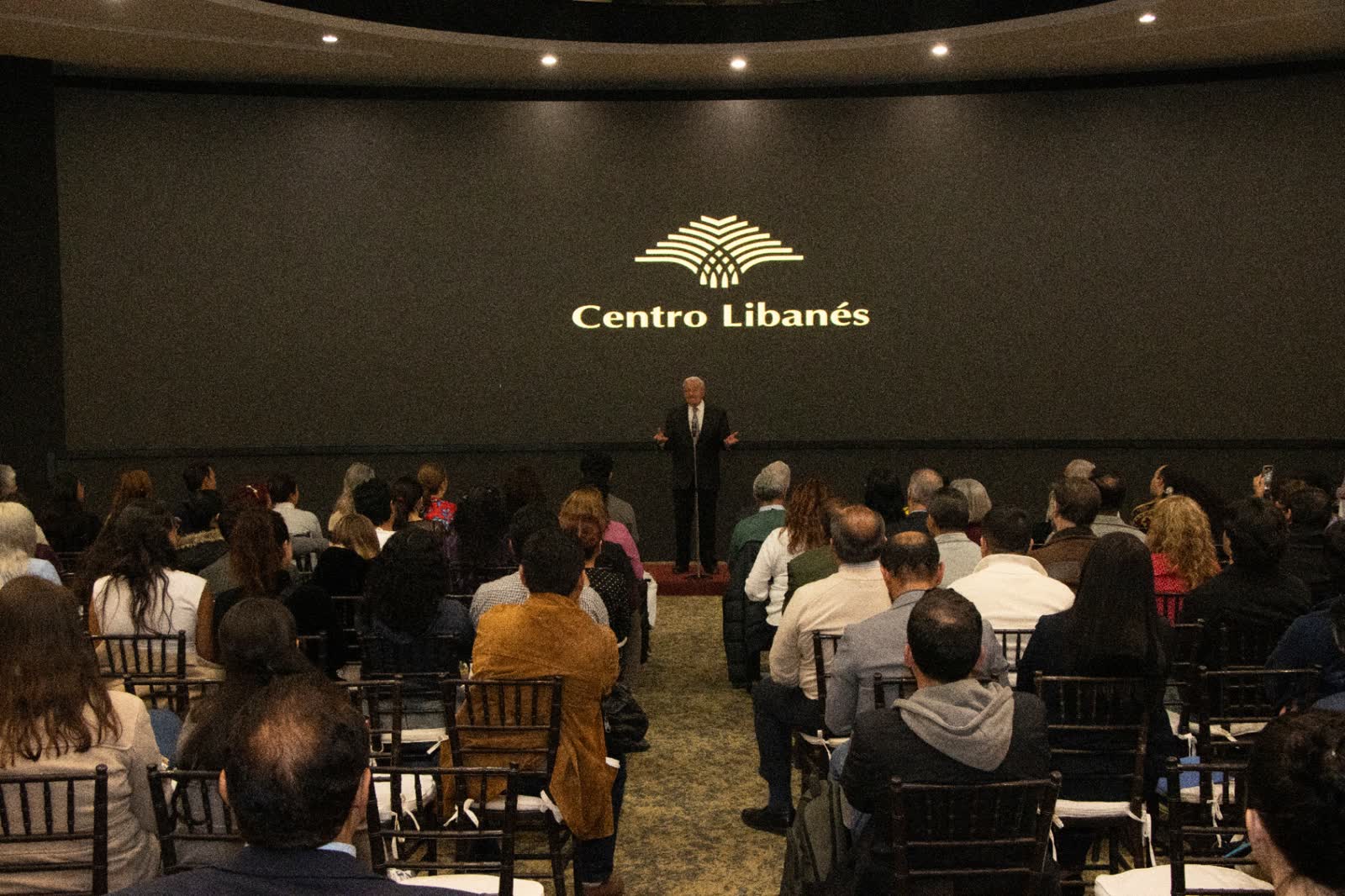 Ponente dirigiéndose al auditorio del Centro Libanés
